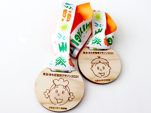 大会オリジナル「サザエさん&タラちゃん」の間伐材メダル(南三陸杉)